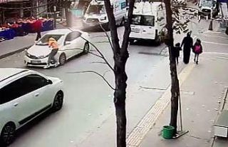 Esenyurt’ta feci kaza kamerada: Otomobilin çarptığı...