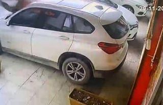 Esenyurt’ta fırtına felaketi: Çatıdan uçan...