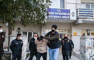 Eşiyle ilişkisi olduğunu öğrendiği kişiyi bıçakla...