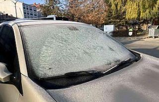 Eskişehir’de araç camları dondu