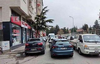 Eskişehir’de çift sıra parkların önü alınamıyor