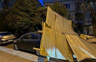 Eskişehir’de fırtınada binaların çatıları...