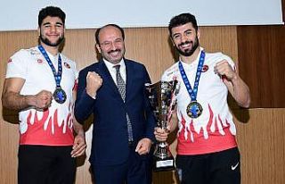 ETÜ Rektörü Prof. Dr. Çakmak başarılı sporcuları...