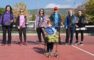 Ev hanımlarına ücretsiz tenis kursu