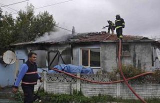 Ev yangını ekipleri seferber etti