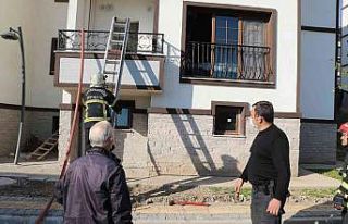 Evi yandı dert etmedi, "Bir daha yaparız"...