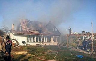 Evin çatısında çıkan yangın söndürüldü