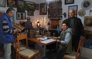 Evini sergi salonuna çeviren tarım teknikeri, şimdi...