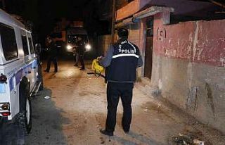 Evinin önünde silahlı saldırıya uğrayan kişi...