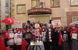 Evlat eylemindeki aileler, şehitlere saygı yürüyüşü...