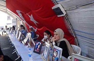 Evlat nöbeti tutan ailelerden Meral Akşener’e...