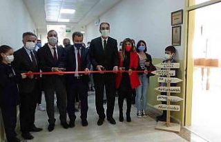 Fedakar öğretmenler, annelerinin adını kütüphanede...