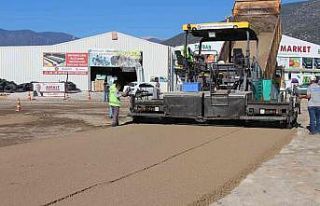 Finike Sahilkent Hali’nde asfalt çalışması