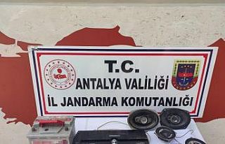 Finike’de otomobilden parçalar çalan şahıs yakalandı