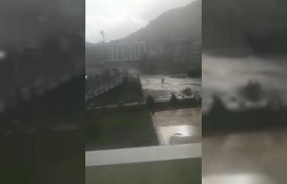 Fırtınada panik anları kamerada