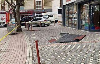 Fırtınada uçan çatı izolasyonu korkuttu