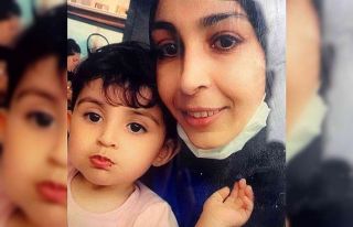 Fırtınada uçan çatıdan kızını korumak isteyen...