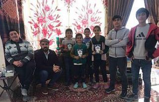 Fotoğraf sanatçısı, hem köy çocuklarına hem...