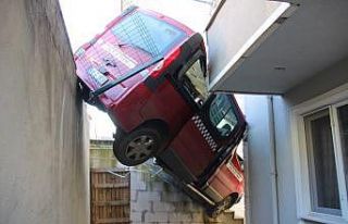 Freni boşalan dolmuş taksi, bina boşluğunda asılı...