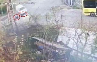 Freni boşalan minibüs yoldan geçen 2 kadına çarptı:...
