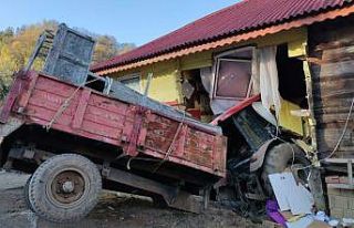Freni boşalan traktör eve girdi, faciadan dönüldü