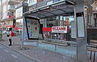 Freni tutmayan halk otobüsü önce durağa daldı,...