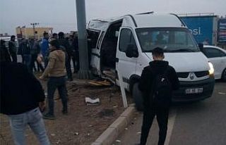 Gaziantep’te öğrenci minibüsü ile otomobil çarpıştı:...