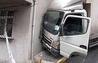 Gaziosmanpaşa’da yokuş aşağı kayan kamyonet...