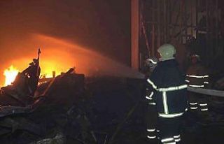 Gece saatlerinde bölgeyi ayağa kaldıran yangın...