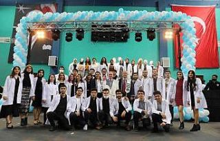 Geleceğin diş hekimleri beyaz önlüklerini giydi