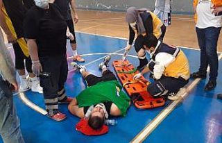 Genç basketçi sahada yere yığıldı