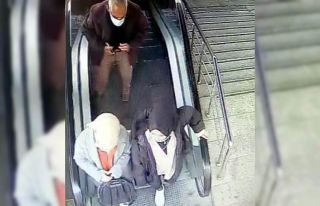 Genç kızın montundan telefonu alarak cebine koydu
