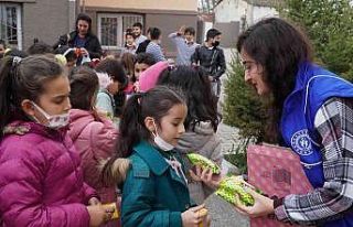 Gençlik merkezi gönüllü gençleri, minik öğrencilere...