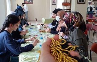 Gençlik Merkezi kursiyerleri yaralara merhem oluyor