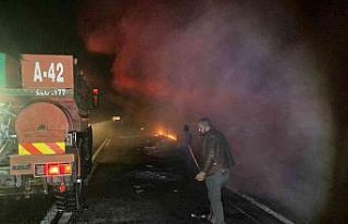 Geri dönüşüm için toplan kağıt dolu pikap alevlere...