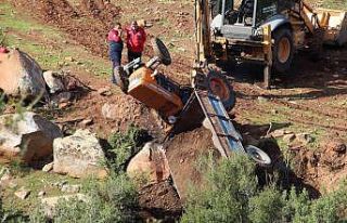 Geriye kaçan traktör ile römorku arasında can...