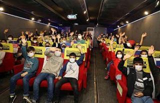 ‘Gezen Sinema Tırı’ Yüreğirli çocuklarla...