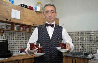 Giyimiyle dikkat çekiyor, müşteriler sadece onu...