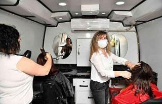 Gönüllü kuaförlerden saç kesim ve tasarım etkinliği