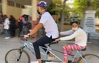 Görme engelli öğrenciler, eş pedal ile bisiklet...
