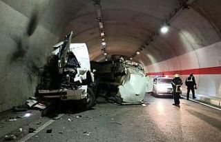 Gümüşhane’de tanker tünel duvarına çarptı:...