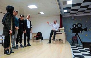 Gündüz öğretmen, gece yönetmen