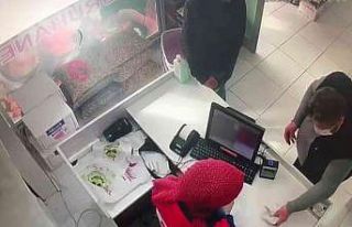 Haberlere çıkınca, çaldıkları parayı geri getirip...