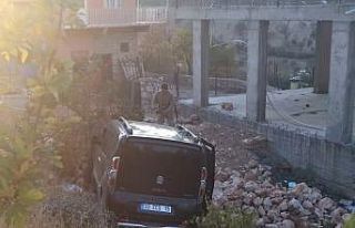 Hafif ticari araç ikamet bahçesine girdi: 1 yaralı
