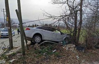 Hafif ticari araç otomobille çarpıştı: 2 yaralı