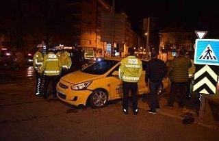 Hafif ticari aracın çarptığı ticari kaldırıma...