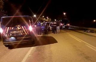 Hafif ticari araçla motosiklet kafa kafaya çarpıştı:...