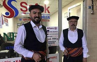 Haftanın bir günü yöresel kıyafetlerle müşterilerin...