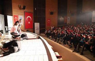 Hakkari’de ‘Pembe Aslında Siyahtır’ oyununa...