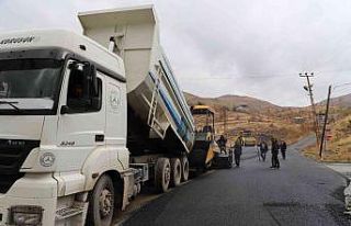 Hakkari’de yol asfaltlama çalışması